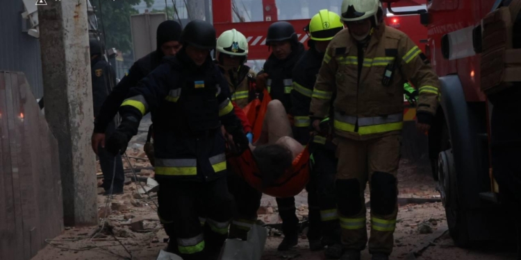 ППО має бути не на складах, а в Україні, – Зеленський про ракетний удар по Дніпру (ФОТО)