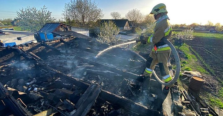 На Миколаївщині рятувальники погасили дві пожежі на територіях приватних домоволодінь