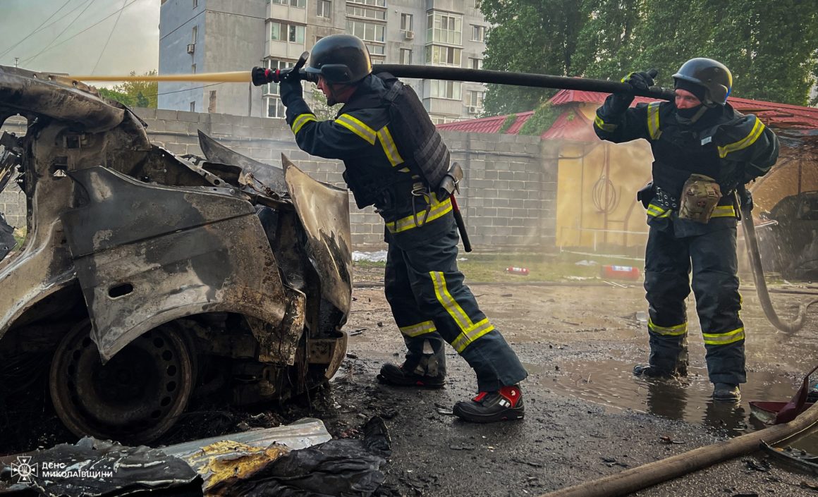 Вибух у Миколаєві: під час гасіння пожежі постраждало 5 рятувальників (ФОТО, ВIДЕО) 4