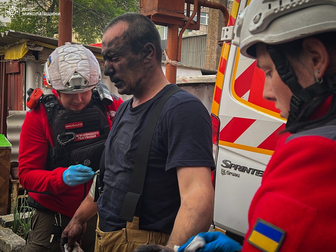 Вибух у Миколаєві: під час гасіння пожежі постраждало 5 рятувальників (ФОТО, ВIДЕО) 6