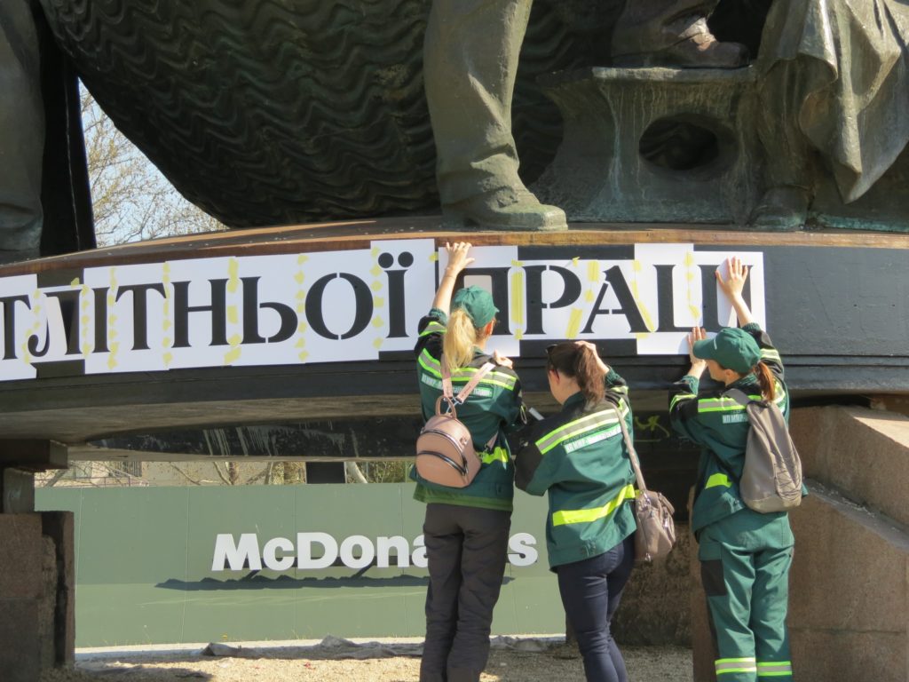 У Миколаєві змінили надпис на пам’ятнику корабелам і флотоводцям (ФОТО) 10