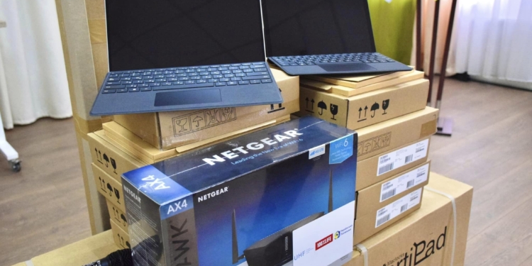 Прифронтові сільські школи Миколаївщини отримали 24 мобільних комп’ютерних класи (ФОТО)