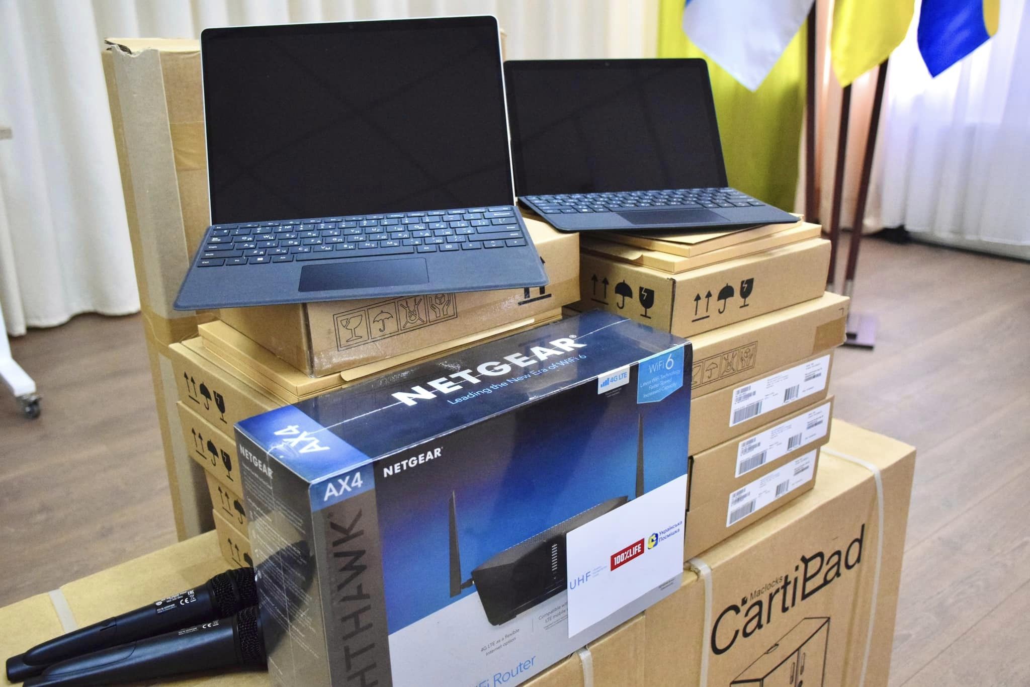 Прифронтові сільські школи Миколаївщини отримали 24 мобільних комп’ютерних класи (ФОТО)