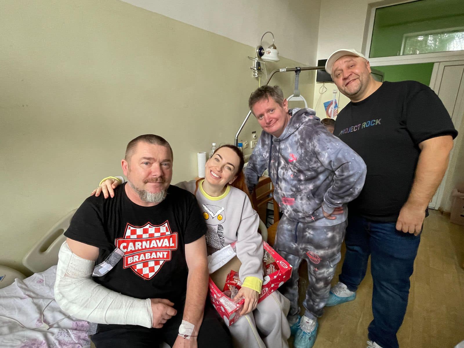 Миколаївські «Дизеля» провідали військових у шпиталі (ФОТО)