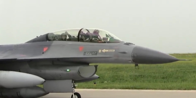 Ще три F-16 для навчання пілотів ЗСУ прибули до Румунії (ФОТО)