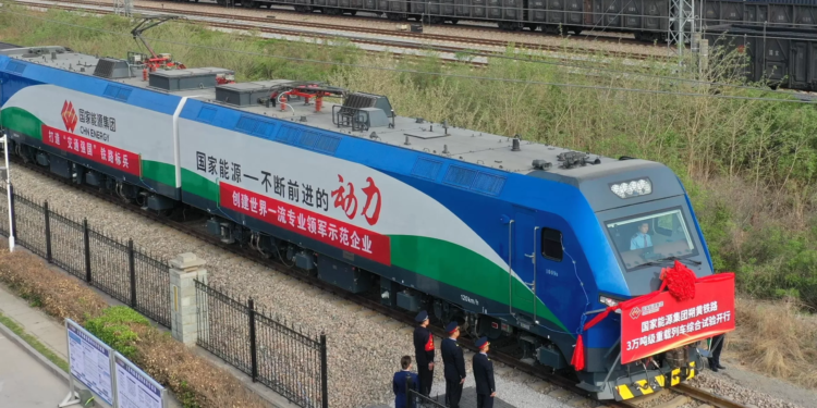 От комусь на переїзді повезло. Китай запустив найбільший важкий потяг – 4 електровози, 324 вагони!