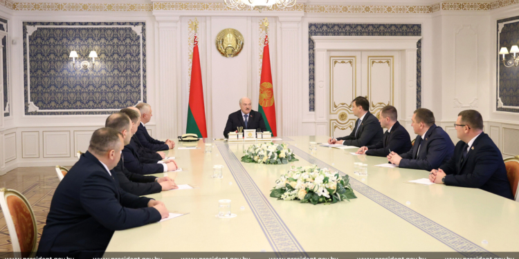 Дуркує чи прикидається. Лукашенко наказав знайти в Білорусі нафту