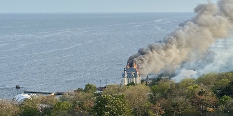 В Одесі внаслідок ракетного удару горить резиденція Ківалова, він сам поранений (ФОТО, ВІДЕО)