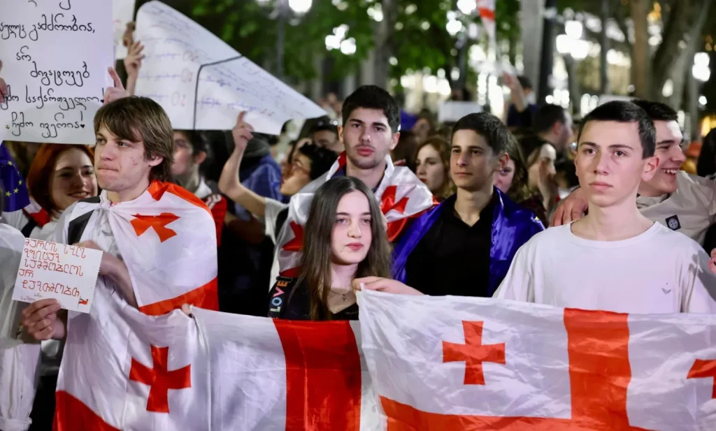 В Грузії продовжуються мітинги проти закону про "іноагентів" (ФОТО) 2