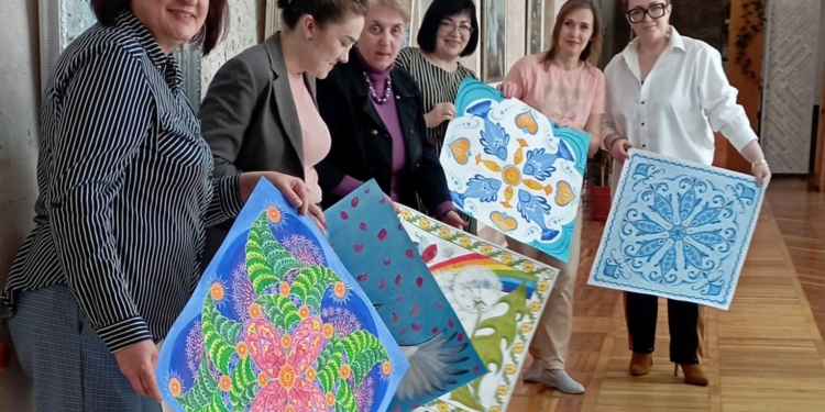 Лікування, в тому числі, і красою: декоративні панно майстринь з Миколаєва прикрасять військові шпиталі (ФОТО, ВІДЕО)