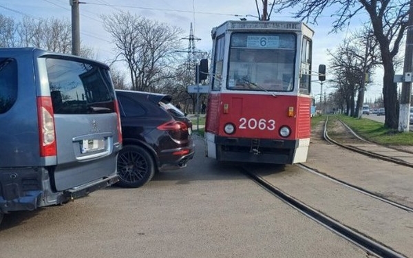 У Миколаєві за місяць водії автівок, які неправильно припаркувались поблизу трамвайних колій, сплатили понад 6,2 тис.грн. штрафів