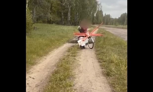 «Помідори самі себе не підвʼяжуть». Бабця збирали знаки “Міни”, бо цінна ж річ (ВІДЕО)