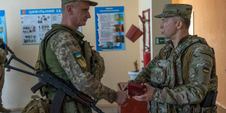 Головнокомандувач Збройних Сил України вручив державну нагороду воїну з Миколаєва