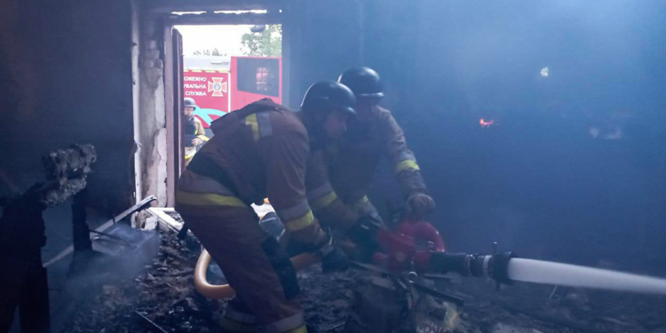 На Миколаївщині гасили пожежу після влучання дрона (ФОТО, ВІДЕО)