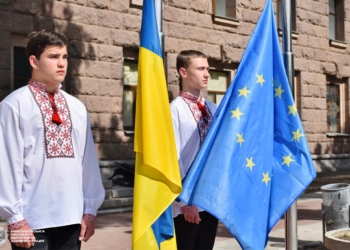 У День Європи у Миколаєві підняли Прапор ЄС (ФОТО)