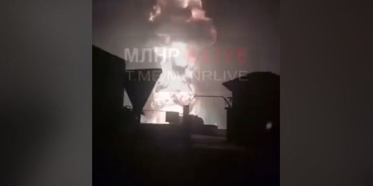 З ночі палає нафтобаза в Ровеньках на окупованій Луганщині (ВІДЕО)