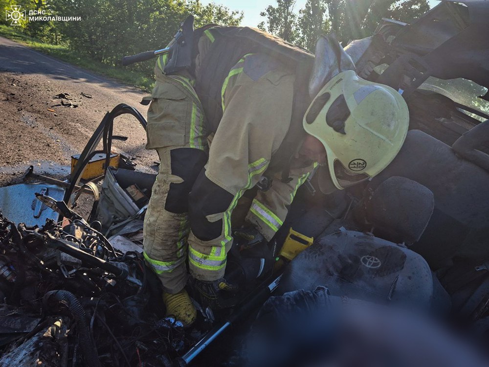 На Миколаївщині біля Нового Бугу в ДТП з Toyota RAV4 та КАМАЗом загинув чоловік (ФОТО) 1