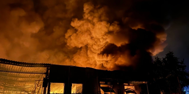 Внаслідок ракетного удару по Одесі згоріло відділення Нової пошти (ФОТО, ВІДЕО)