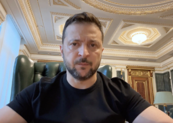 Зеленський повернувся із зарубіжного турне і заслухав Головкома (ВІДЕО)