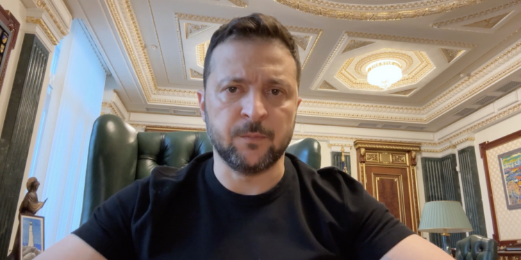 Зеленський повернувся із зарубіжного турне і заслухав Головкома (ВІДЕО)