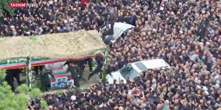 В Ірані прощаються з президентом Раїсі – почали не з столиці (ВІДЕО)