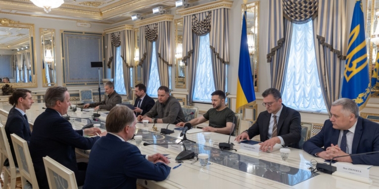 Зеленський зустрівся з міністром закордонних справ Великої Британії Камероном (ВІДЕО)