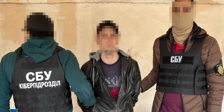 СБУ затримала російського агента, який коригував ракетні удари по Одесі (ФОТО)