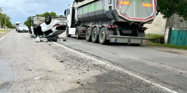 На Миколаївщині після зіткнення з MAN перекинувся на дах Kia (ФОТО)