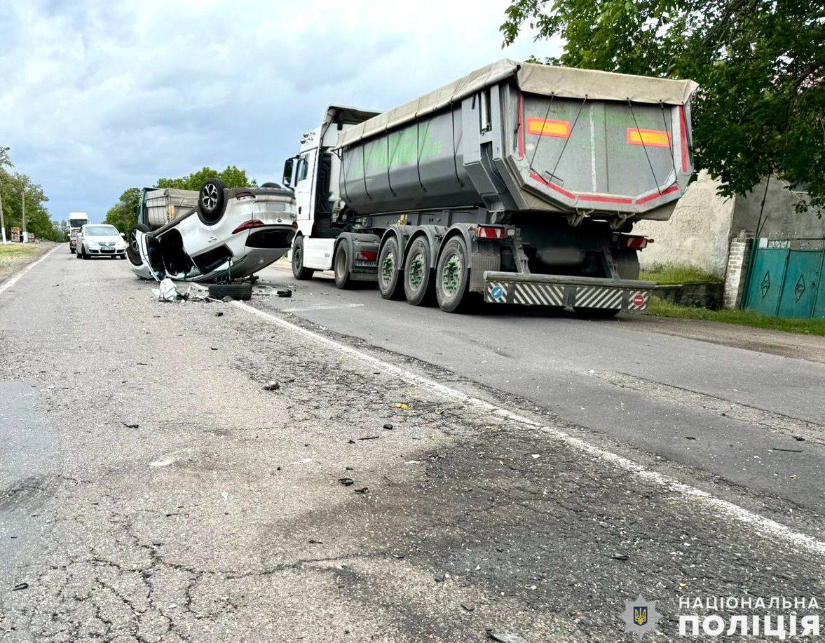 На Миколаївщині після зіткнення з MAN перекинувся на дах Kia (ФОТО)