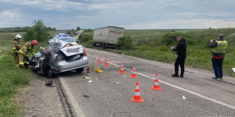 На Миколаївщині в ДТП двоє людей загинули та ще одна постраждала (ФОТО)