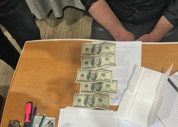 На Миколаївщині правоохоронці затримали чоловіка за спробу підкупу поліцейського за $500