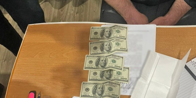 На Миколаївщині правоохоронці затримали чоловіка за спробу підкупу поліцейського за $500