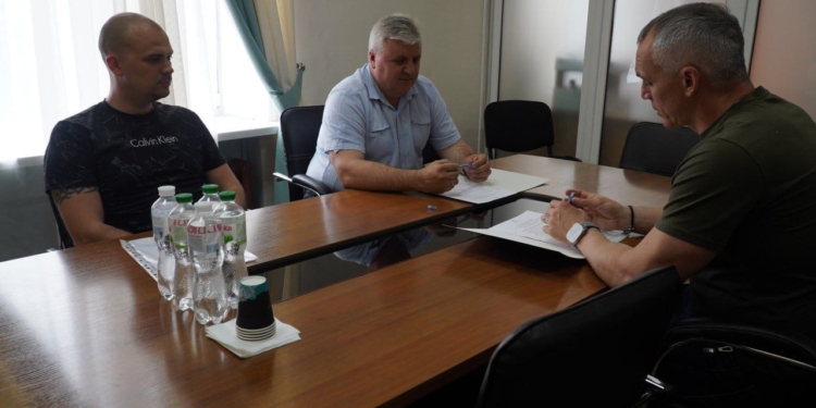 Мер Миколаєва підписав меморандум з Миколаївською електропостачальною компанією щодо встановлення зарядних станцій для електрокарів (ФОТО)