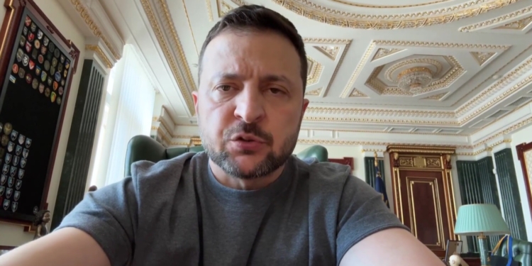 «Тільки такі божевільні, як Путін, здатні вбивати й тероризувати людей так підло» – звернення Зеленського про Харків і необхідність дати Україні ППО (ВІДЕО)