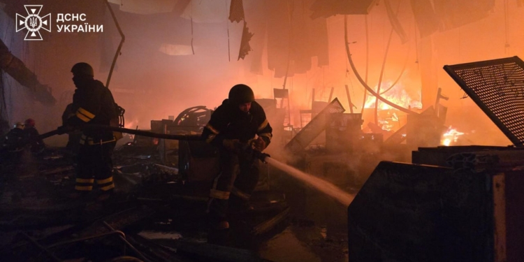 У Харкові збільшилась кількість постраждалих внаслідок влучання російських КАБів, пожежа в «Епіцентрі» локалізована (ФОТО)