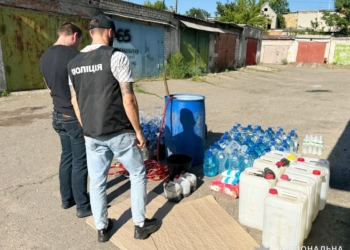 У Миколаєві поліція викрила підпільні цехи з виготовлення фальсифікованого алкоголю – вилучено понад 6 тонн спиртовмісної речовини (ФОТО)