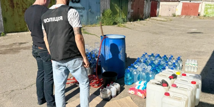У Миколаєві поліція викрила підпільні цехи з виготовлення фальсифікованого алкоголю – вилучено понад 6 тонн спиртовмісної речовини (ФОТО)
