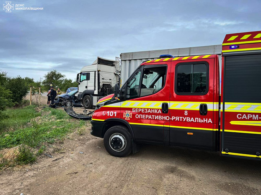 На Миколаївщині біля с.Красне зіткнулись Mersedes та вантажний MAN, водійку затисло уламками (ФОТО) 2