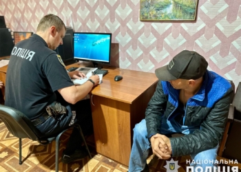 У Первомайську на Миколаївщині п’яний чоловік псував вуличні камери відеоспостереження, а потім сам здався поліції (ФОТО)
