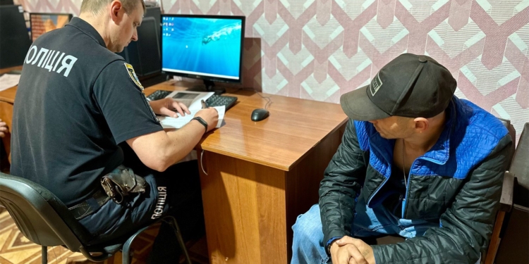 У Первомайську на Миколаївщині п’яний чоловік псував вуличні камери відеоспостереження, а потім сам здався поліції (ФОТО)