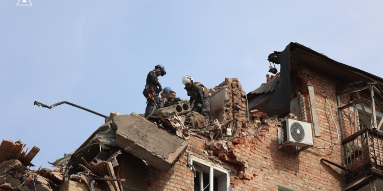 Нічний російський удар по Харкову: з-під завалів дістали тіло 5-ї жертви (ФОТО)