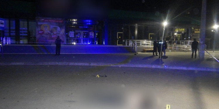 Одного вбив, іншого – тяжко травмував: у Миколаєві поліцейські затримали чоловіка за підозрою в умисному вбивстві