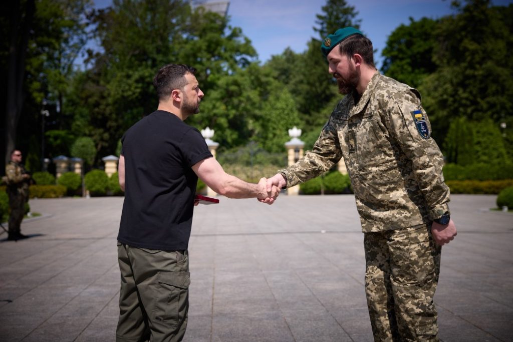 День морської піхоти: державні нагороди, прапор 66-му дивізіону миколаївської артбригади і відзнака «За мужність та відвагу» 1-му батальону 36-ї бригади (ФОТО) 15