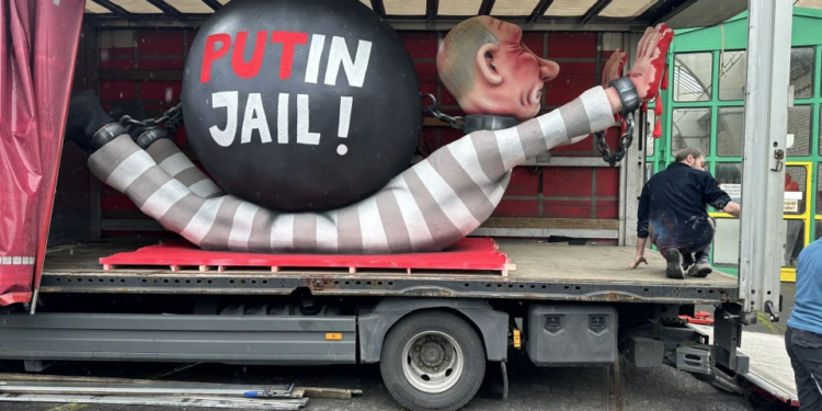 Його місце в’язниця, а не Кремль – в Гаазі пройшла акція проти кривавого Путіна (ФОТО)