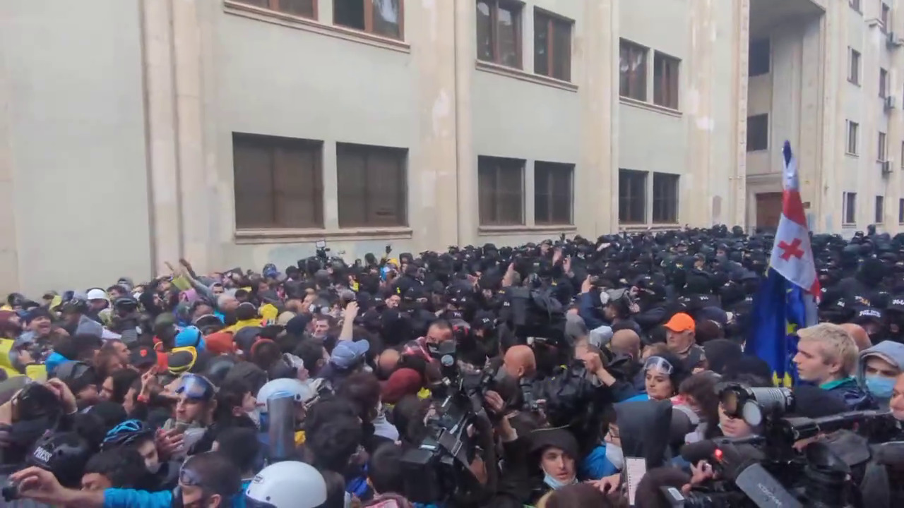В Грузії спецназ пішов на зачистку мітингувальників перед парламентом (ВІДЕО)