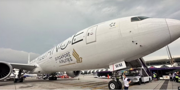 Різко почав падати, людей плющило об стелю. В літаку, що летів в Сингапур, загинув пасажир, десятки постраждалих (ФОТО, ВІДЕО)