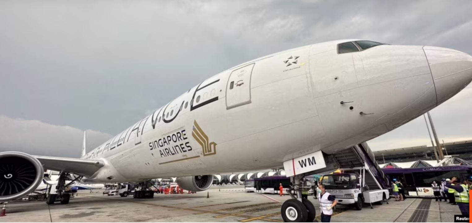 Різко почав падати, людей плющило об стелю. В літаку, що летів в Сингапур, загинув пасажир, десятки постраждалих (ФОТО, ВІДЕО)