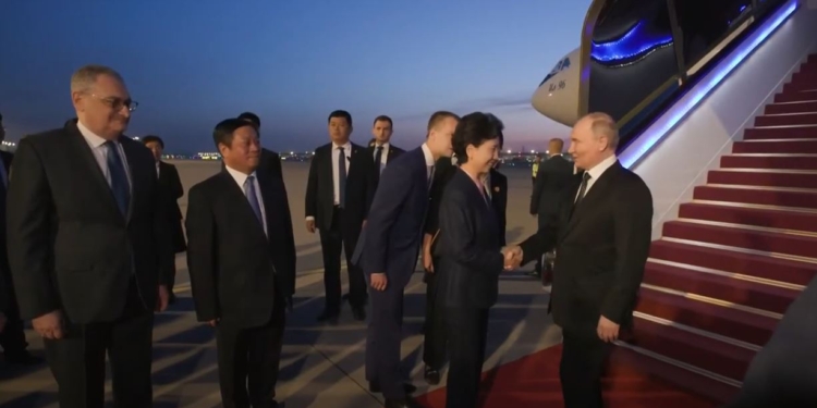 Путін прилетів у Пекін, головне – “попити чаю один на один” (ВІДЕО)