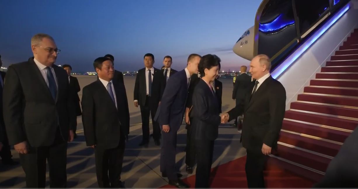 Путін прилетів у Пекін, головне – “попити чаю один на один” (ВІДЕО)