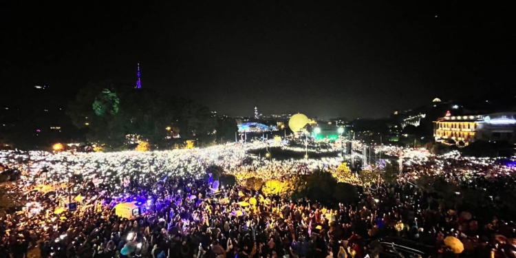 У Тбілісі пройшла багатотисячна демонстрація, протест буде продовжений (ФОТО, ВІДЕО)